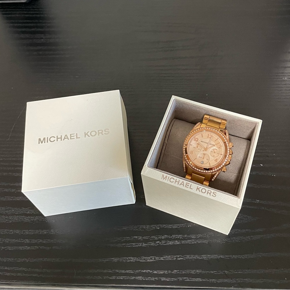 Women’s MK watch. Only worn a handful of times. Stored in original box. EUC.